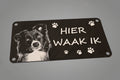 plaatje met 1 hond en de tekst Hier waak ik!