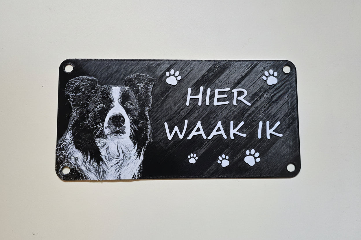 plaatje met hond op en de tekst Hier waak ik.